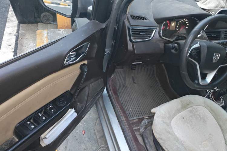 Used Baojun 310W 2017 1.5L Manual Fashion Model China V Driver Seat