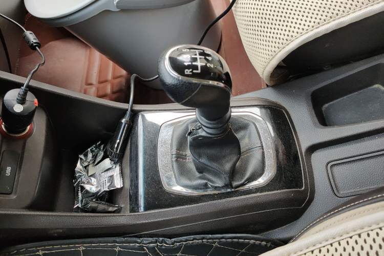 Used Baojun 310W 2017 1.5L Manual Fashion Model China V Gear Lever