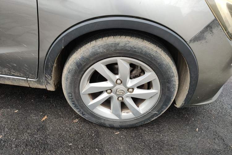 Used Baojun 310W 2017 1.5L Manual Fashion Model China V Right Front Wheel Hub