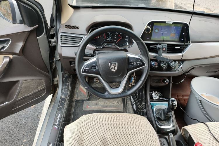 Used Baojun 310W 2017 1.5L Manual Fashion Model China V Steering Wheel