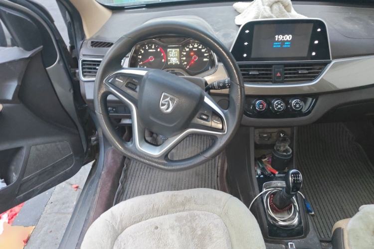 Used Baojun 310W 2017 1.5L Manual Fashion Model China V Steering Wheel
