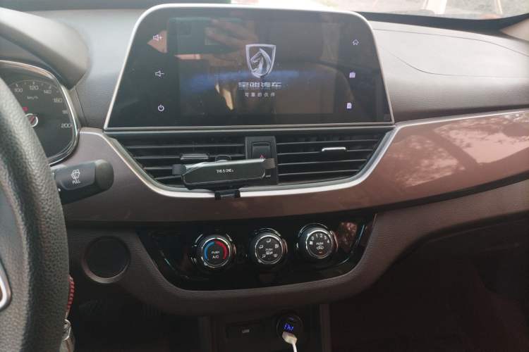 Used Baojun 310W 2017 1.5L Manual Fashion Model China V Audio And AC Panel