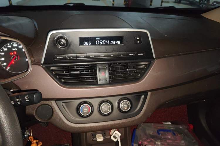 Used Baojun 310W 2017 1.5L Manual Comfort Version China V Audio And AC Panel