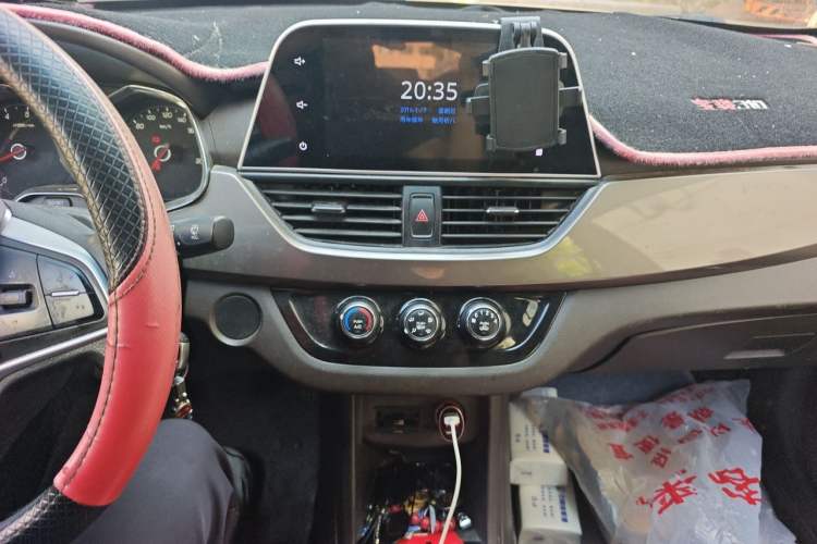 Used Baojun 310W 2017 1.5L Manual Fashion Model China V Audio And AC Panel