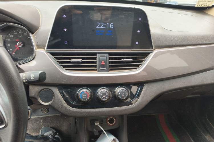 Used Baojun 310W 2017 1.5L Manual Fashion Model China V Audio And AC Panel
