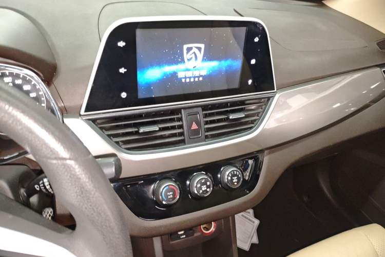 Used Baojun 310W 2017 1.5L Manual Luxury Edition China V Audio And AC Panel