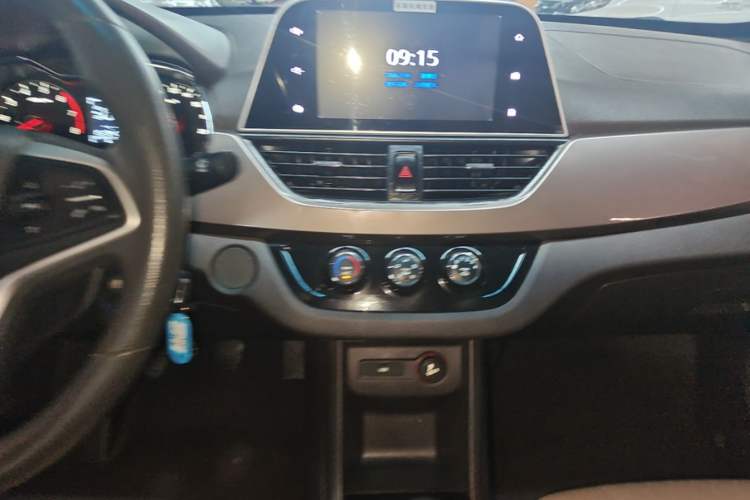 Used Baojun 310W 2017 1.5L Manual Fashion Model China V Audio And AC Panel