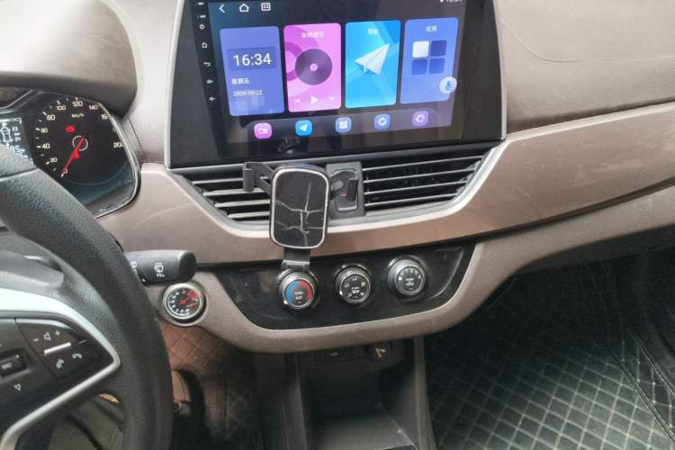 Used Baojun 310W 2017 1.5L Manual Fashion Model China V Audio And AC Panel