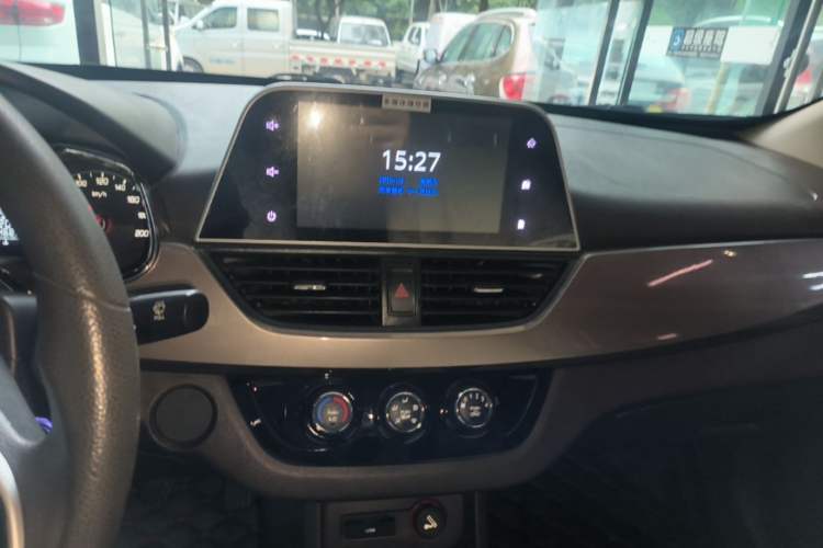 Used Baojun 310W 2017 1.5L Manual Fashion Model China V Audio And AC Panel