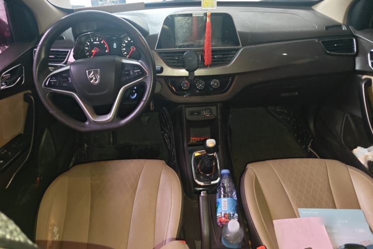 Used Baojun 310W 2017 1.5L Manual Fashion Edition China VI Center Console