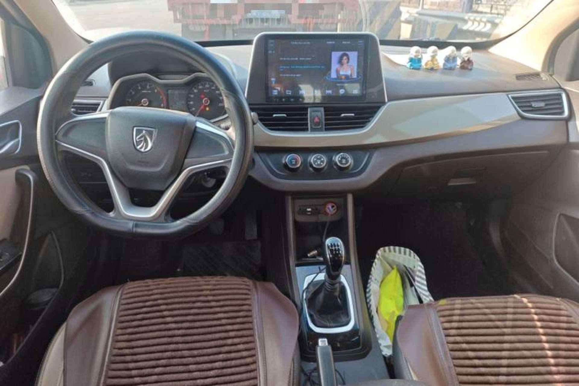Used Baojun 310W 2017 1.5L Manual Comfort Version China VI Emission Standard Center Console