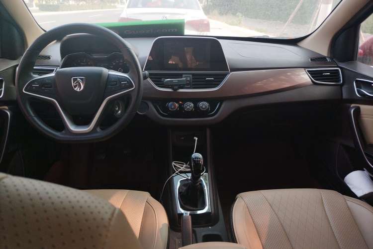 Used Baojun 310W 2017 1.5L Manual Fashion Model China V Center Console