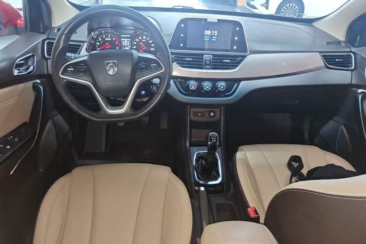 Used Baojun 310W 2017 1.5L Manual Fashion Model China V Center Console