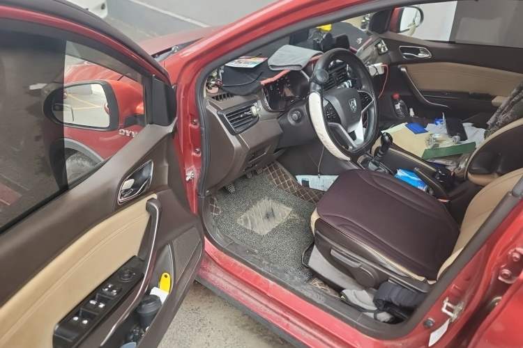 Used Baojun 310W 2017 1.5L Manual Fashion Model China V Driver Seat