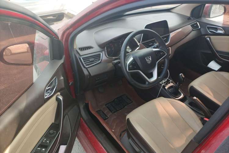 Used Baojun 310W 2017 1.5L Manual Fashion Model China V Driver Seat