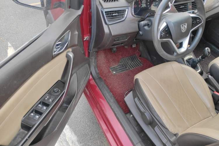 Used Baojun 310W 2017 1.5L Manual Fashion Model China V Driver Seat