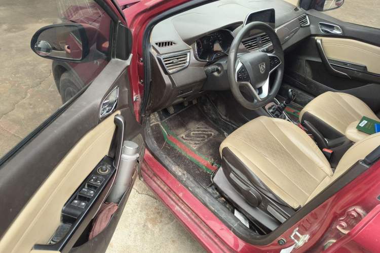 Used Baojun 310W 2017 1.5L Manual Fashion Model China V Driver Seat