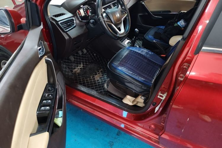 Used Baojun 310W 2017 1.5L Manual Fashion Model China V Driver Seat