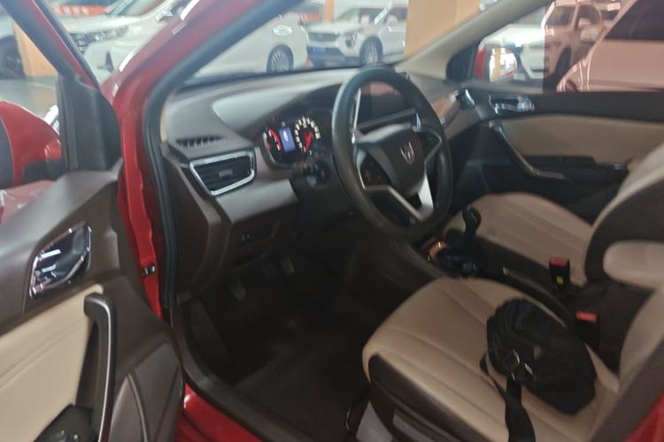 Used Baojun 310W 2017 1.5L Manual Fashion Model China V Driver Seat