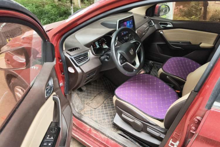 Used Baojun 310W 2017 1.5L Manual Fashion Model China V Driver Seat