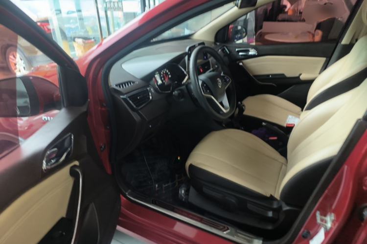 Used Baojun 310W 2017 1.5L Manual Fashion Model China V Driver Seat