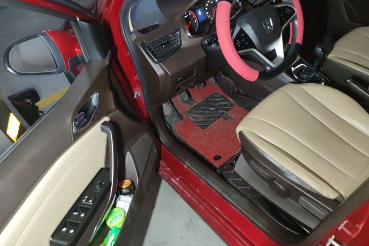 Used Baojun 310W 2017 1.5L Manual Fashion Model China V Driver Seat