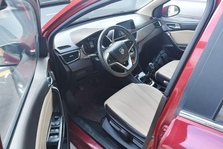 Used Baojun 310W 2017 1.5L Manual Fashion Model China V Driver Seat