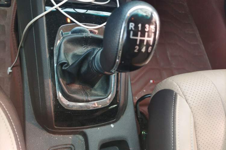 Used Baojun 310W 2017 1.5L Manual Fashion Model China V Gear Lever