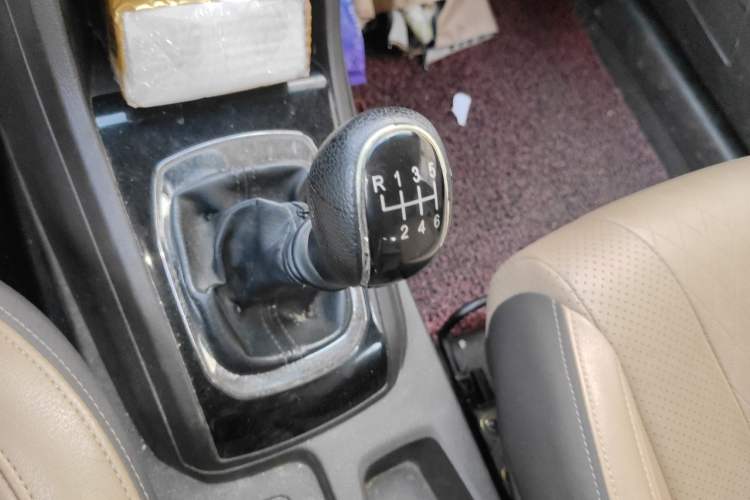Used Baojun 310W 2017 1.5L Manual Fashion Model China V Gear Lever