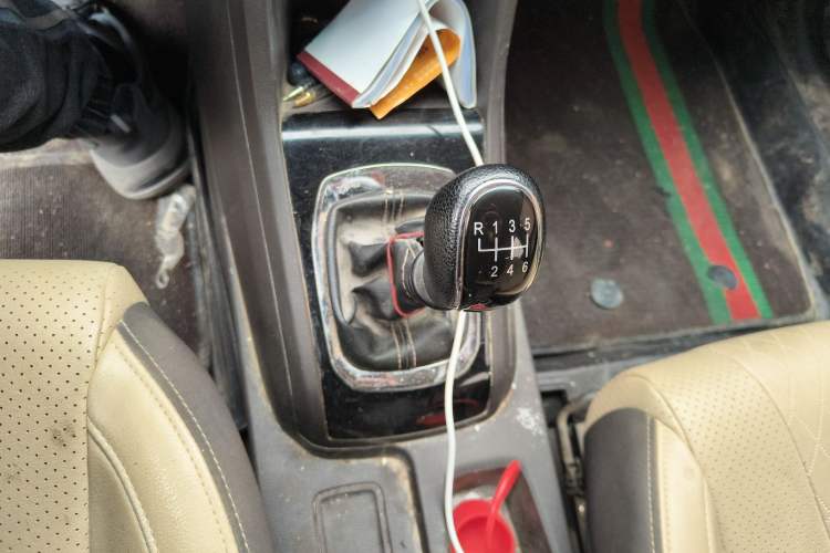 Used Baojun 310W 2017 1.5L Manual Fashion Model China V Gear Lever
