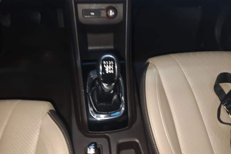 Used Baojun 310W 2017 1.5L Manual Fashion Model China V Gear Lever