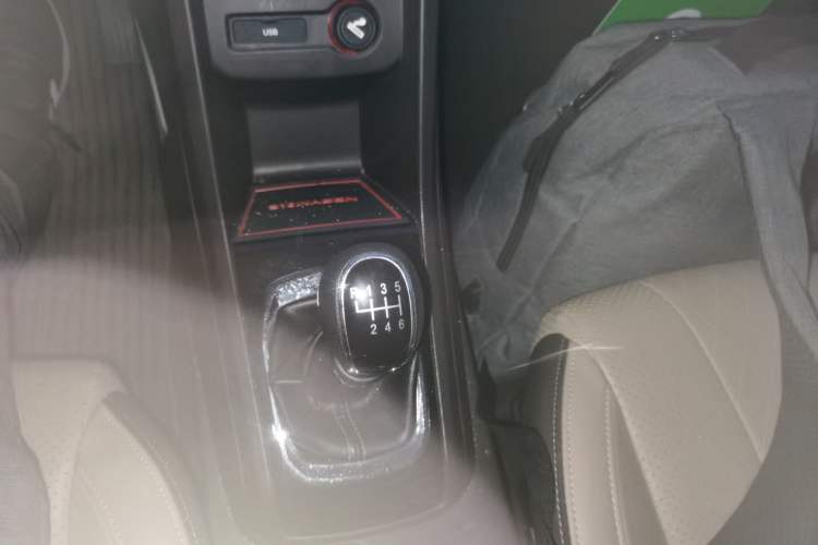 Used Baojun 310W 2017 1.5L Manual Fashion Model China V Gear Lever