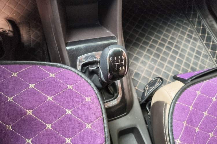 Used Baojun 310W 2017 1.5L Manual Fashion Model China V Gear Lever
