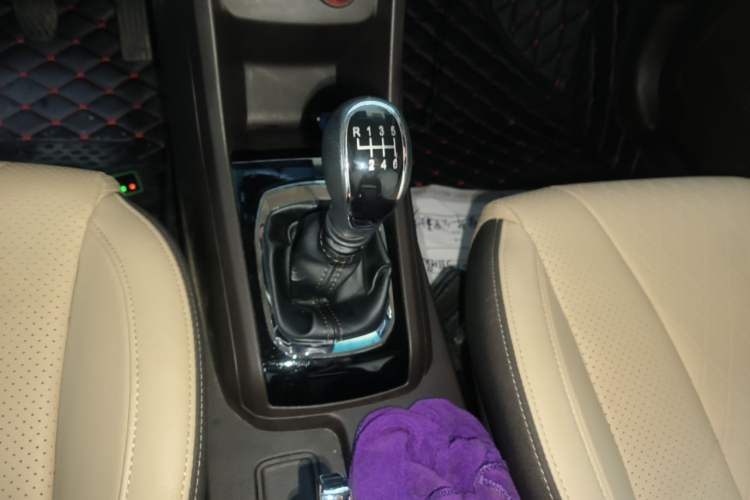 Used Baojun 310W 2017 1.5L Manual Fashion Model China V Gear Lever