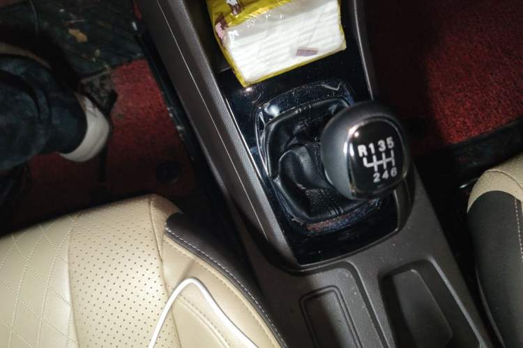 Used Baojun 310W 2017 1.5L Manual Fashion Model China V Gear Lever