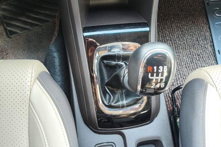 Used Baojun 310W 2017 1.5L Manual Fashion Model China V Gear Lever