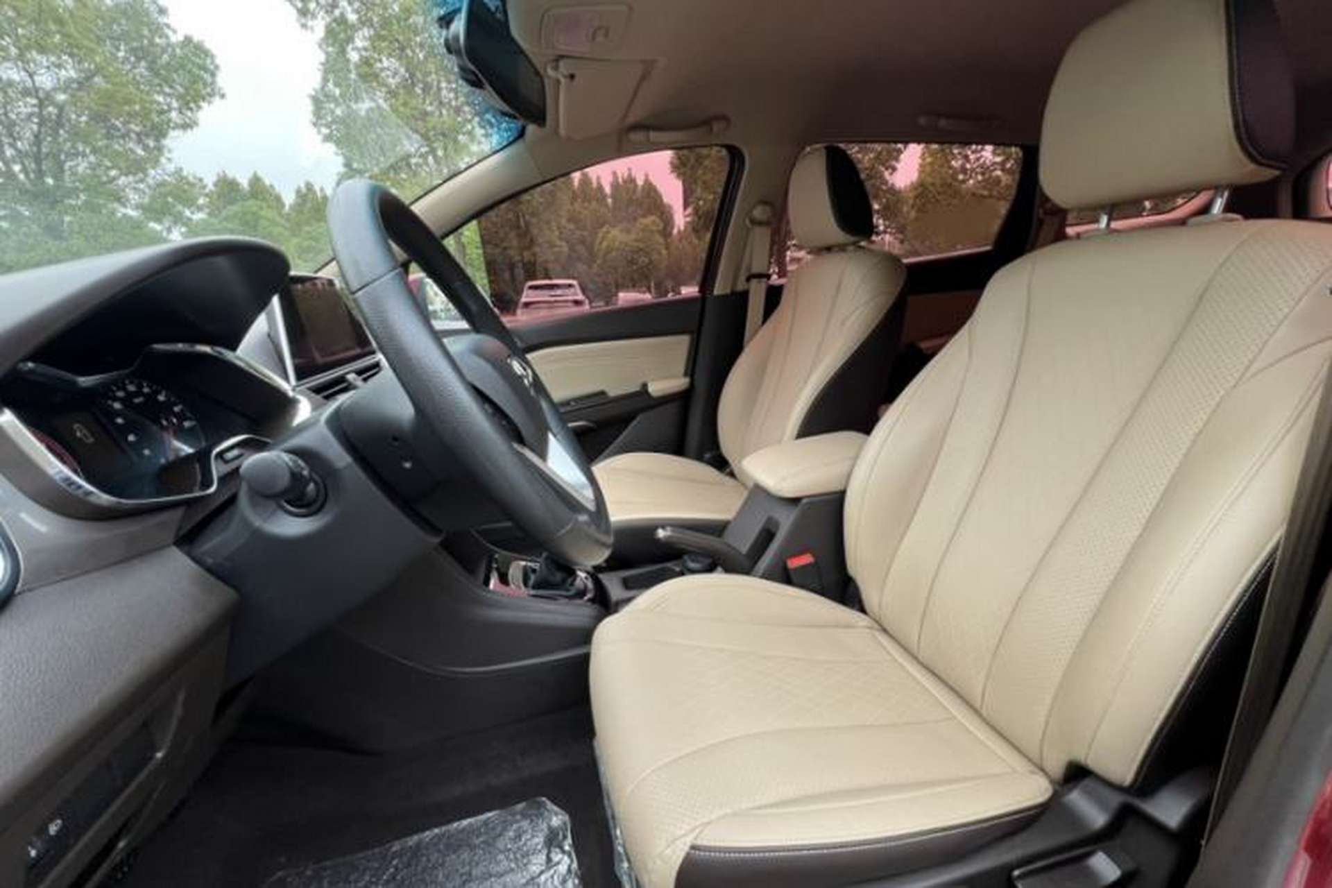 Used Baojun 310W 2017 1.5L Manual Fashion Model China V Interior 4