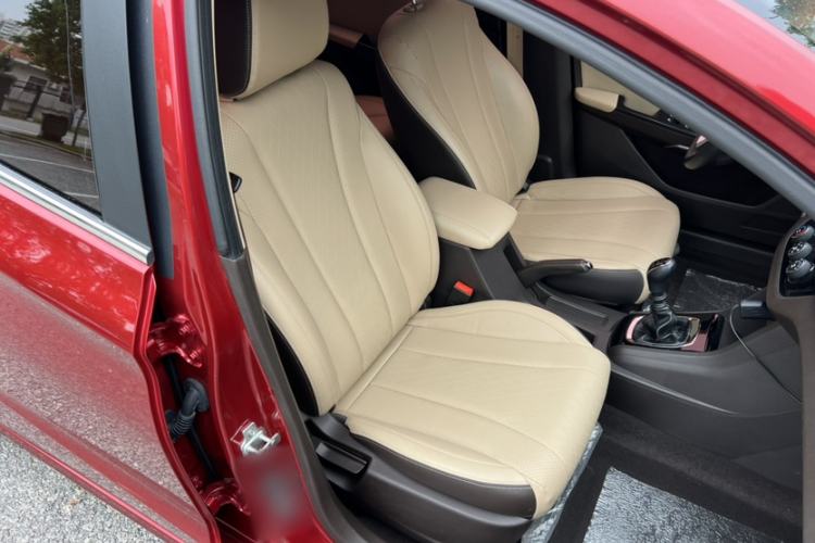 Used Baojun 310W 2017 1.5L Manual Fashion Model China V Interior 8
