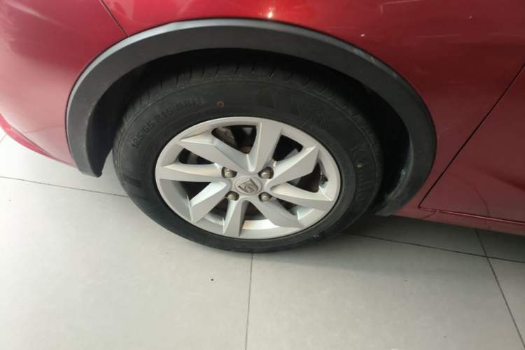Used Baojun 310W 2017 1.5L Manual Fashion Model China V Left Front Wheel Hub