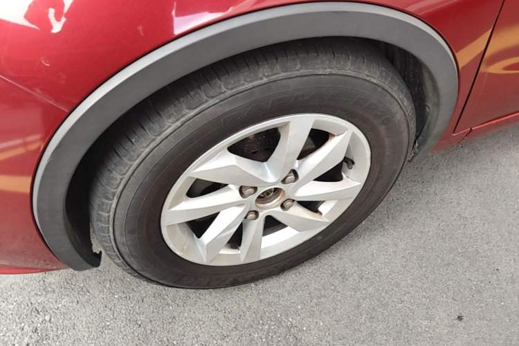 Used Baojun 310W 2017 1.5L Manual Fashion Model China V Left Front Wheel Hub