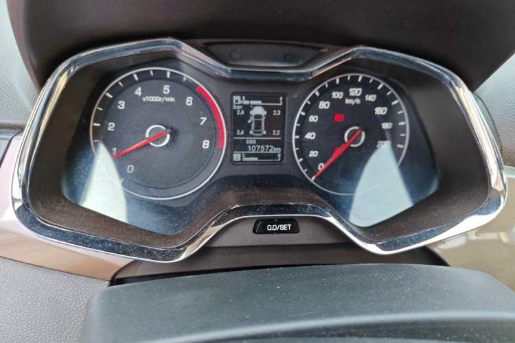 Used Baojun 310W 2017 1.5L Manual Luxury Edition China V Odometer Close Up