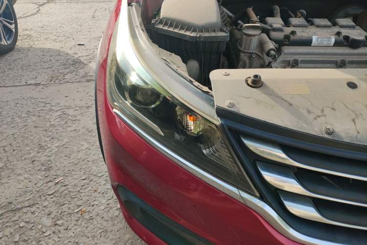 Used Baojun 310W 2017 1.5L Manual Comfort Version China V Right Front Headlight