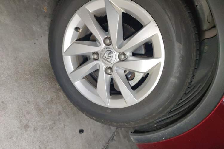 Used Baojun 310W 2017 1.5L Manual Fashion Model China V Right Front Wheel Hub