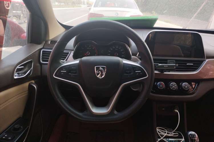 Used Baojun 310W 2017 1.5L Manual Fashion Model China V Steering Wheel