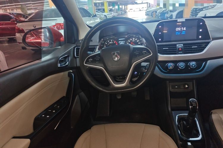 Used Baojun 310W 2017 1.5L Manual Fashion Model China V Steering Wheel