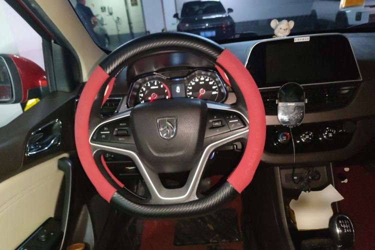 Used Baojun 310W 2017 1.5L Manual Fashion Model China V Steering Wheel