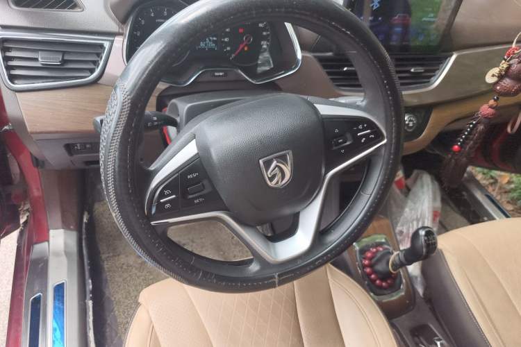 Used Baojun 310W 2017 1.5L Manual Fashion Model China V Steering Wheel