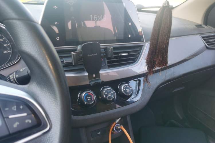 Used Baojun 310W 2017 1.5L Manual Fashion Model China V Audio And AC Panel