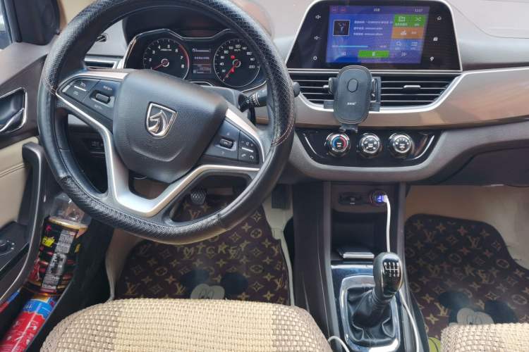 Used Baojun 310W 2017 1.5L Manual Luxury Version China VI Audio And AC Panel
