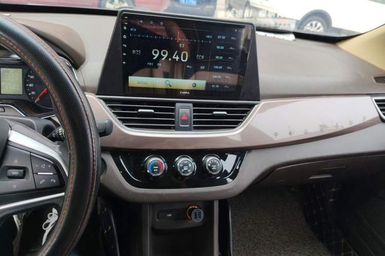Used Baojun 310W 2017 1.5L Manual Fashion Model China V Audio And AC Panel